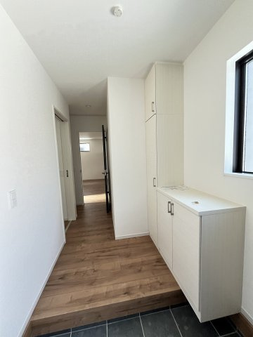 【玄関】 | 春日市須玖南7丁目1期　2号棟（全3棟）【仲介手数料無料・0円】 | 施工例。施工例は完成時と異なる場合があります。