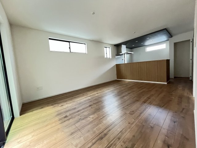 【内装】 | 春日市須玖南7丁目1期　2号棟（全3棟）【仲介手数料無料・0円】 | 施工例。リビングです。施工例は完成時と異なる場合があります。