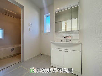 【洗面所】 | ハートフルタウン宇都宮市鶴田町97番　A号棟 | シャンプードレッサーで朝の身支度♪伸びるホースでお掃除も簡単清潔です！