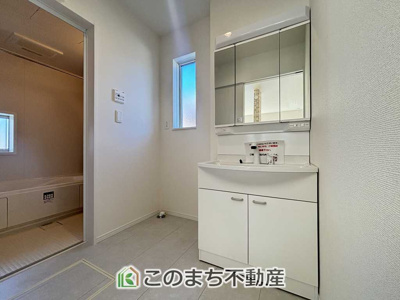 【洗面所】 | ハートフルタウン宇都宮市鶴田町97番　A号棟 | シャンプードレッサーで朝の身支度♪伸びるホースでお掃除も簡単清潔です！