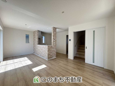 【居間・リビング】 | ハートフルタウン宇都宮市鶴田町97番　A号棟 | 開放感のある広々としたリビング☆家族みんなでゆったりくつろげます♪
南側から暖かな日差しが差し込みます♪キッチンからリビングの様子がよく見渡せます☆