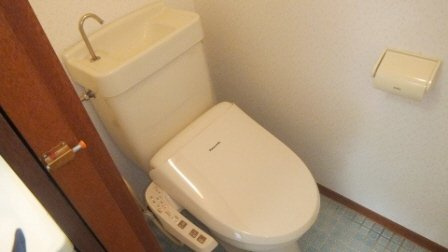ヒカリコーポのトイレ|ウォッシュレットタイプのトイレです☆