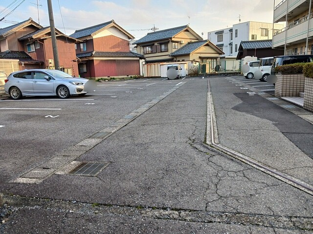 レジデンス家久の駐車場