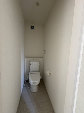 【内装】 | 春日市須玖南7丁目1期　3号棟（全3棟）【仲介手数料無料・0円】 | 施工例。2階にもトイレです。施工例は完成時と異なる場合があります。