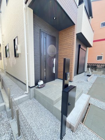 【玄関】 | 春日市須玖南7丁目1期　3号棟（全3棟）【仲介手数料無料・0円】 | 施工例。施工例は完成時と異なる場合があります。