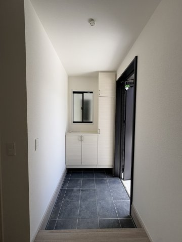 【玄関】 | 春日市須玖南7丁目1期　3号棟（全3棟）【仲介手数料無料・0円】 | 施工例。施工例は完成時と異なる場合があります。