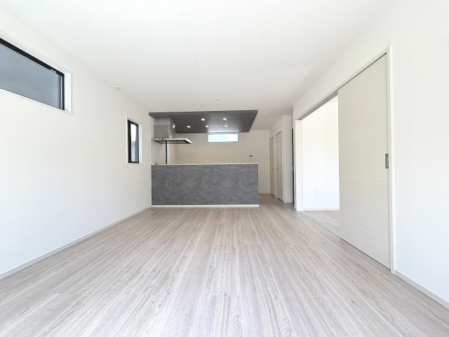 【内装】 | 春日市須玖南7丁目1期　3号棟（全3棟）【仲介手数料無料・0円】 | 施工例。リビングです。施工例は完成時と異なる場合があります。