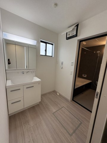 【洗面所】 | 春日市須玖南7丁目1期　3号棟（全3棟）【仲介手数料無料・0円】 | 施工例。施工例は完成時と異なる場合があります。