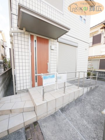 明石市魚住町西岡　中古戸建の玄関