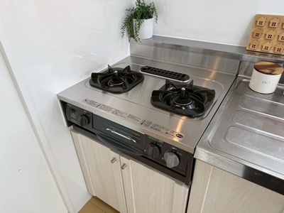 【キッチン】 | 東カン横浜パークサイド | グリル付き2口ガスコンロのシステムキッチンです☆グリルがあるとお料理の幅が広がりますね♪自炊生活で楽しく健康に！