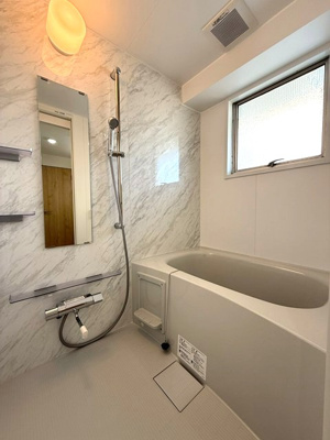 【浴室】 | 東カン横浜パークサイド | 家族の入浴時間がずれても温められる追い焚き機能付きのバスルーム☆窓があるので湿気対策OK！お風呂に浸かって一日の疲れもすっきりリフレッシュ♪