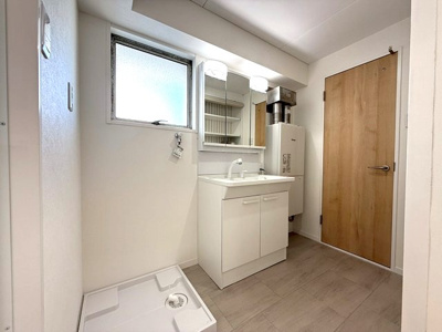 【洗面所】 | 東カン横浜パークサイド | 角度の変えられる3面鏡付きの洗髪洗面化粧台です♪朝のバタバタに大活躍！お化粧する時にも便利☆