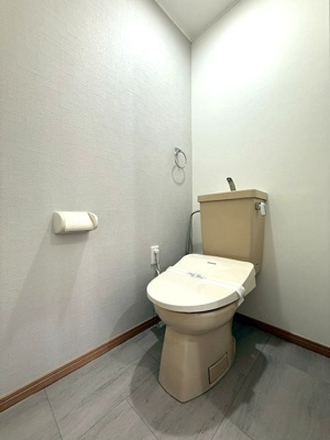 【トイレ】 | 東カン横浜パークサイド | トイレは温水洗浄便座付き♪人気のバストイレ別です♪横にはタオルを掛けられるハンガーもあります！