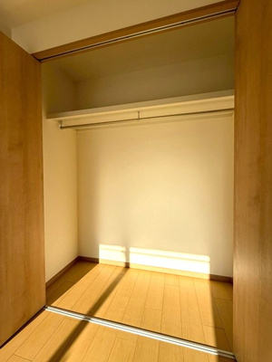 【収納】 | 東カン横浜パークサイド | 洋室6.1帖のお部屋にあるクローゼットです♪お洋服もしわにならず、キレイに収納できます☆