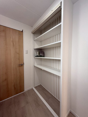 【収納】 | 東カン横浜パークサイド | 洗面所にあるオープン収納です！目隠しになるロールスクリーン付き♪日用品の収納などに便利ですね☆