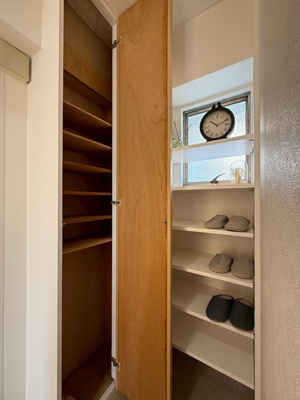 【玄関】 | 東カン横浜パークサイド | 玄関には収納スペースと可動棚があります！靴やブーツなどの収納にも便利です♪