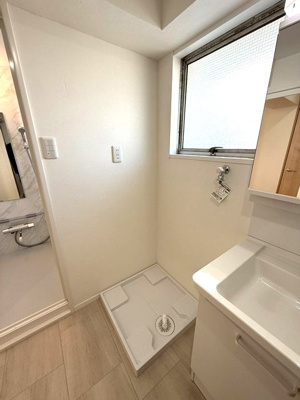 【設備】 | 東カン横浜パークサイド | 洗面所内、洗髪洗面化粧台横にある室内洗濯機置き場です♪防水パンが付いているので万が一の漏水にも安心です！