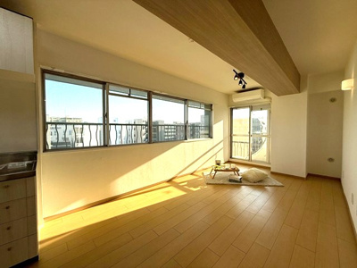 【居間・リビング】 | 東カン横浜パークサイド | 南西向きリビングダイニングキッチン10.5帖☆バルコニーに繋がる角部屋二面採光のお部屋は陽当たり良好です♪エアコン付きで1年中快適に過ごせますね☆