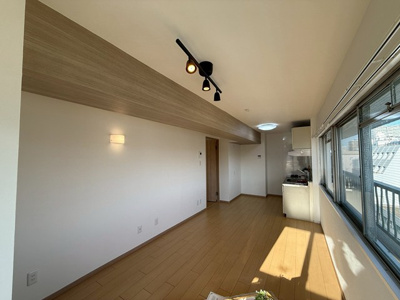 【居間・リビング】 | 東カン横浜パークサイド | 南西向きリビングダイニングキッチン10.5帖☆バルコニー側からの眺めです♪椅子とテーブルを囲んで家族団欒の時間を過ごせます♪