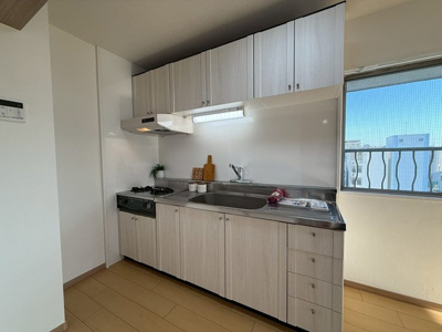 【キッチン】 | 東カン横浜パークサイド | 白の木目調を基調としたシステムキッチンです！☆場所を取るお鍋やお皿もたっぷり収納できてお料理がはかどります！