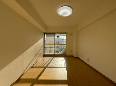 【洋室】 | 東カン横浜パークサイド | 南西向き洋室6.6帖☆バルコニーに繋がる陽当たりの良いお部屋です♪洋室なのでお掃除もカンタンです！