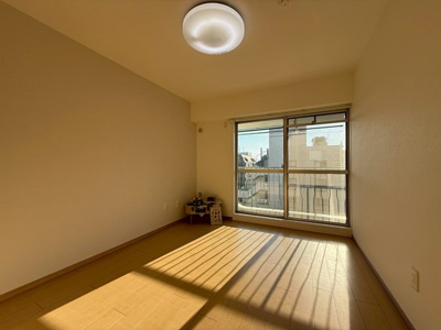 【洋室】 | 東カン横浜パークサイド | 南西向き洋室6.1帖☆こちらもバルコニーに繋がる陽当たりの良いお部屋です♪子供部屋や書斎・寝室など多用途に使えそうなお部屋です♪