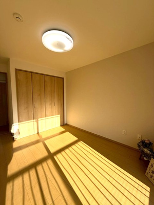 【寝室】 | 東カン横浜パークサイド | 南西向き洋室6.1帖☆クローゼットがあります♪お洋服がスッキリ収納できて、整理しやすくなりますね☆