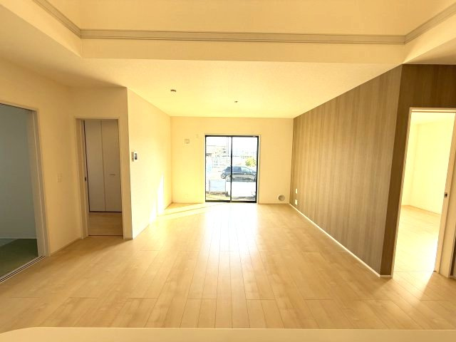 リーブルガーデンＳ前橋小坂子町　1号棟(平屋)の居間・リビング|カウンターキッチンなのでお料理をしながら会話もできます。
夕食の支度をしながら、お子様の様子も見られて自然と会話も増えますよ♪