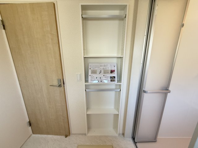 リーブルガーデンＳ前橋小坂子町　1号棟(平屋)の収納|洗面室にもちょっとした収納ついてます！タオルもかけられて便利ですよ！