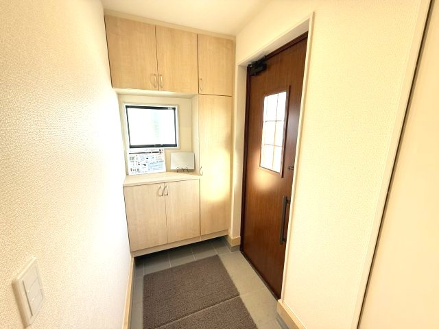 リーブルガーデンＳ前橋小坂子町　1号棟(平屋)の玄関|玄関収納もたっぷりございます。明るい玄関です☆