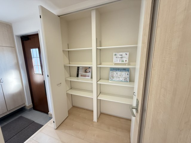 リーブルガーデンＳ前橋小坂子町　1号棟(平屋)の収納|ホール収納です。可動棚付きで使い勝手が良いですよ！