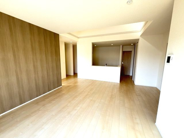 リーブルガーデンＳ前橋小坂子町　1号棟(平屋)の居間・リビング|ゆったり過ごせる20.7帖リビング♪人気の対面式キッチンを配した空間はお好みの家具も合わせやすく、家族がくつろぐ快適な空間造りをサポート。窓からは明るい陽光が差し込みます。
