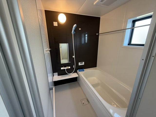 リーブルガーデンＳ前橋小坂子町　1号棟(平屋)の浴室|１坪タイプのフルオートバスです！
足を延ばして入れる広さなので一日の疲れも癒されますよ♪
室内物干しや浴室乾燥機もあるのでお天気の悪い日にはランドリースペースとしてもご利用できます！