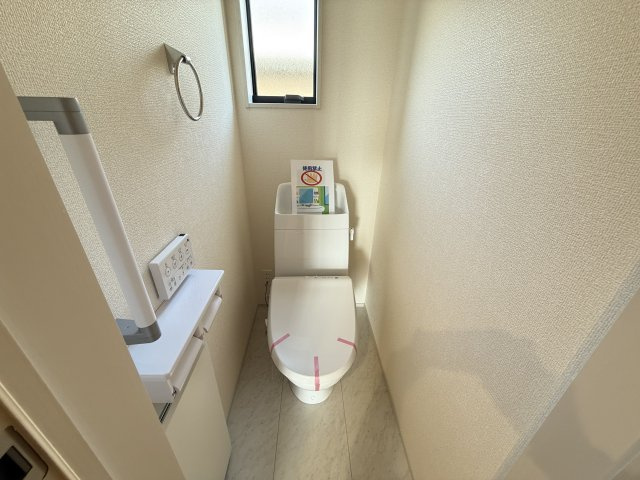 リーブルガーデンＳ前橋小坂子町　1号棟(平屋)のトイレ|トイレ1です。清潔感のある白を基調としています。
温水洗浄・便座暖房機能の付いた快適なトイレです☆