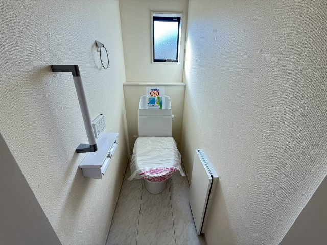 リーブルガーデンＳ前橋小坂子町　1号棟(平屋)のトイレ|トイレ2です。清潔感のある白を基調としています。