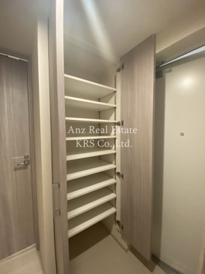 【玄関】 | プレディアコート本町 | 玄関にある奥行きのある収納！