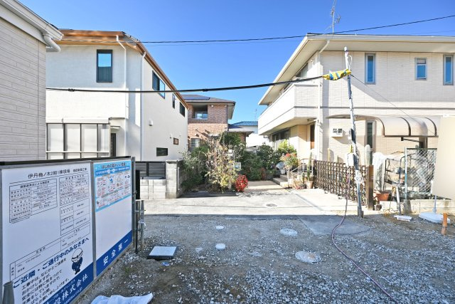 リーブルガーデン梅ノ木1丁目新築一戸建て│2SLDK＋駐車2台可 の前面道路含む現地写真|前面道路幅は西側に約4ｍ幅です。