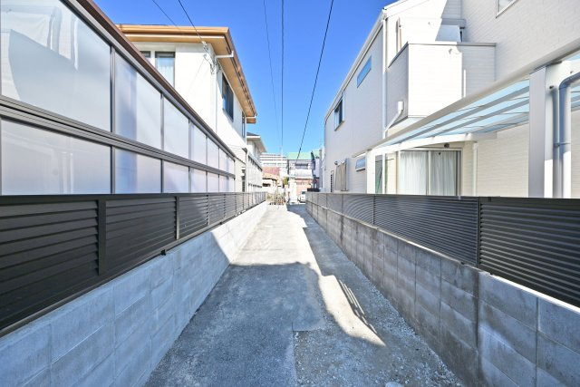 リーブルガーデン梅ノ木1丁目新築一戸建て│2SLDK＋駐車2台可 の前面道路含む現地写真