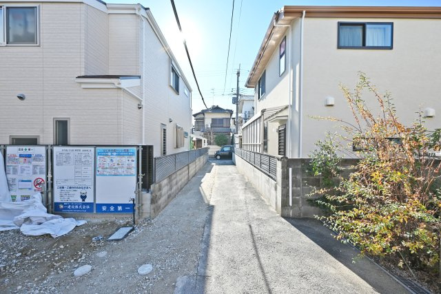 リーブルガーデン梅ノ木1丁目新築一戸建て│2SLDK＋駐車2台可 の前面道路含む現地写真