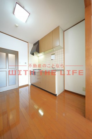 アザレアハイツ葉山【10,000円キャッシュバック対象物件】の居間・リビング|ゆったり過ごせる居間です