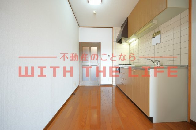 アザレアハイツ葉山【10,000円キャッシュバック対象物件】の居間・リビング|使いやすいリビングです