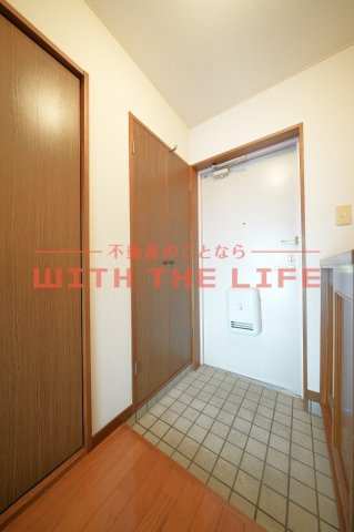 アザレアハイツ葉山【10,000円キャッシュバック対象物件】の玄関|ゆったりとした玄関です