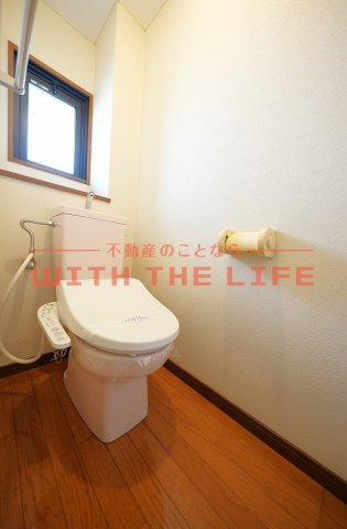 アザレアハイツ葉山【10,000円キャッシュバック対象物件】のトイレ|コンパクトで使いやすいトイレです