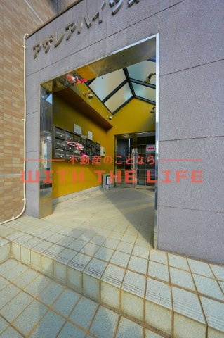 アザレアハイツ葉山【10,000円キャッシュバック対象物件】のエントランス|清潔なエントランスです