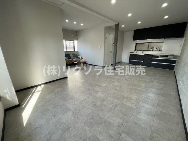 緑町　中古一戸建ての居間・リビング|LDK18.5帖
■物件内覧・資金計画相談・住宅ローン相談、リフォーム相談、お問合せ受付中■
※当日・翌日のご内覧、ご相談はお電話でのお問合せがスムーズです！