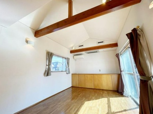 【中古】鶴ヶ島市松ヶ丘５丁目中古住宅の居間・リビング|梁の出たおしゃれな天井