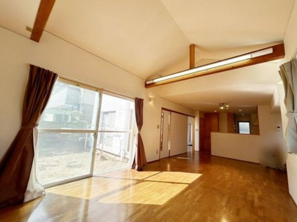 【中古】鶴ヶ島市松ヶ丘５丁目中古住宅の居間・リビング|窓も大きく採光・採風しっかりとれています！