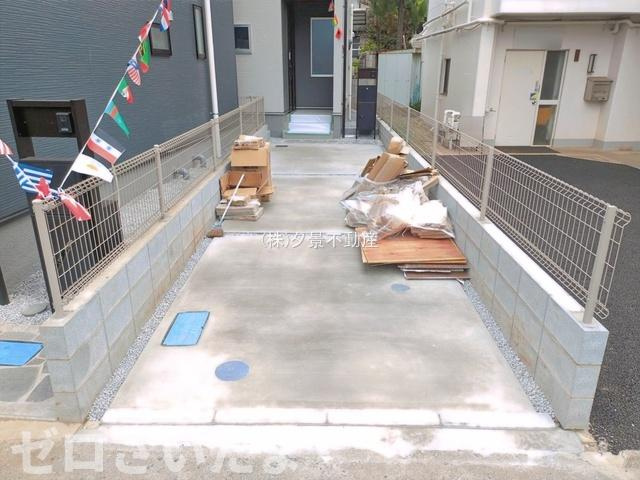 《仲介手数料無料》浦和区領家５丁目10-15新築一戸建てリーブルガーデンの駐車場