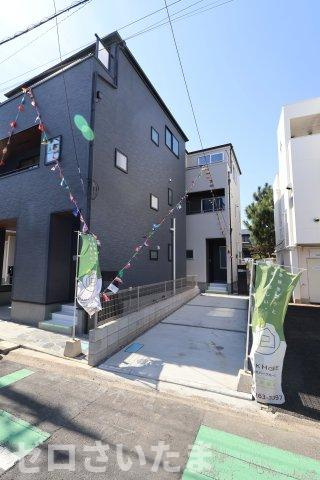 《仲介手数料無料》浦和区領家５丁目10-15新築一戸建てリーブルガーデンの外観|前面道路は日足方向に向かって一方通行です。やや交通量が多めなので現地にて雰囲気をご確認下さい。
