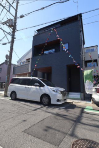 《仲介手数料無料》浦和区領家５丁目10-15新築一戸建てリーブルガーデンの外観|前面道路は東方向に向かって一方通行になっています。やや交通量があるので現地にて雰囲気をご確認下さい。